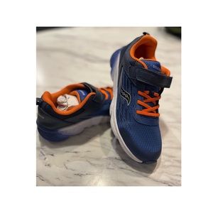 BNWOT Saucony Boys Size 5 Running Shoes - Beautiful Blue and Electric Orange